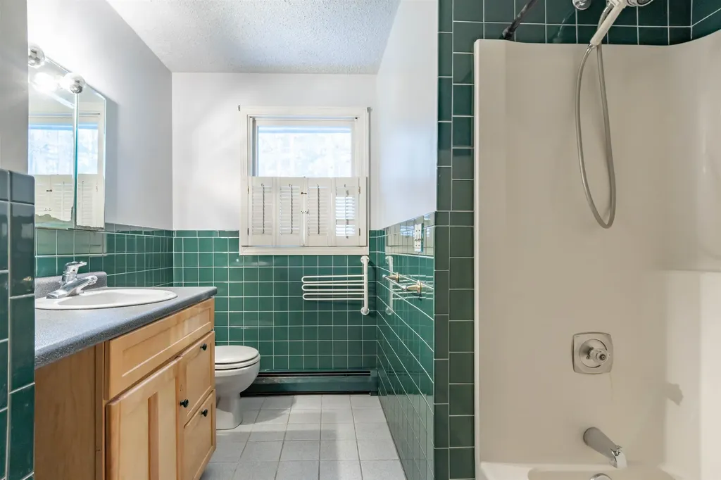 72 Pioneer Drive Nashua NH 03062