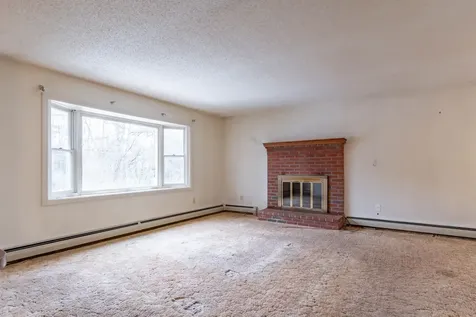 72 Pioneer Drive Nashua NH 03062
