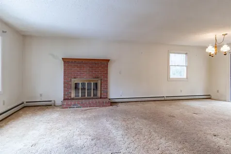 72 Pioneer Drive Nashua NH 03062