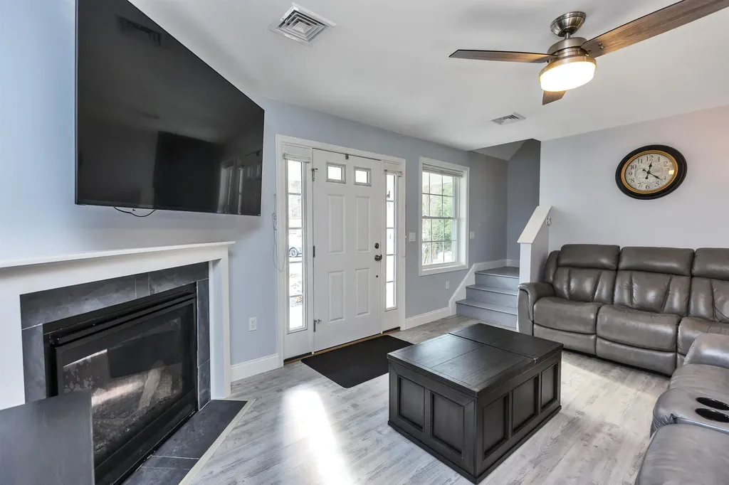 404 Collettes Grove Road Derry NH 03038