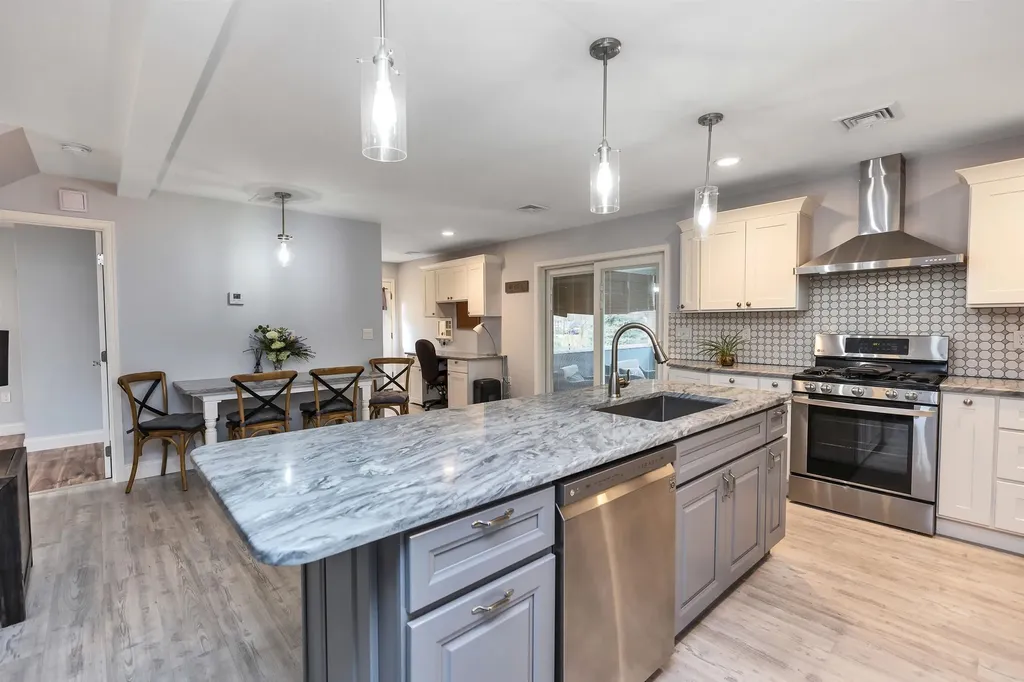 404 Collettes Grove Road Derry NH 03038