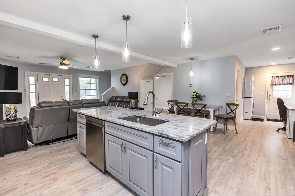 404 Collettes Grove Road Derry NH 03038