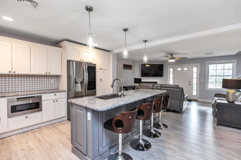 404 Collettes Grove Road Derry NH 03038