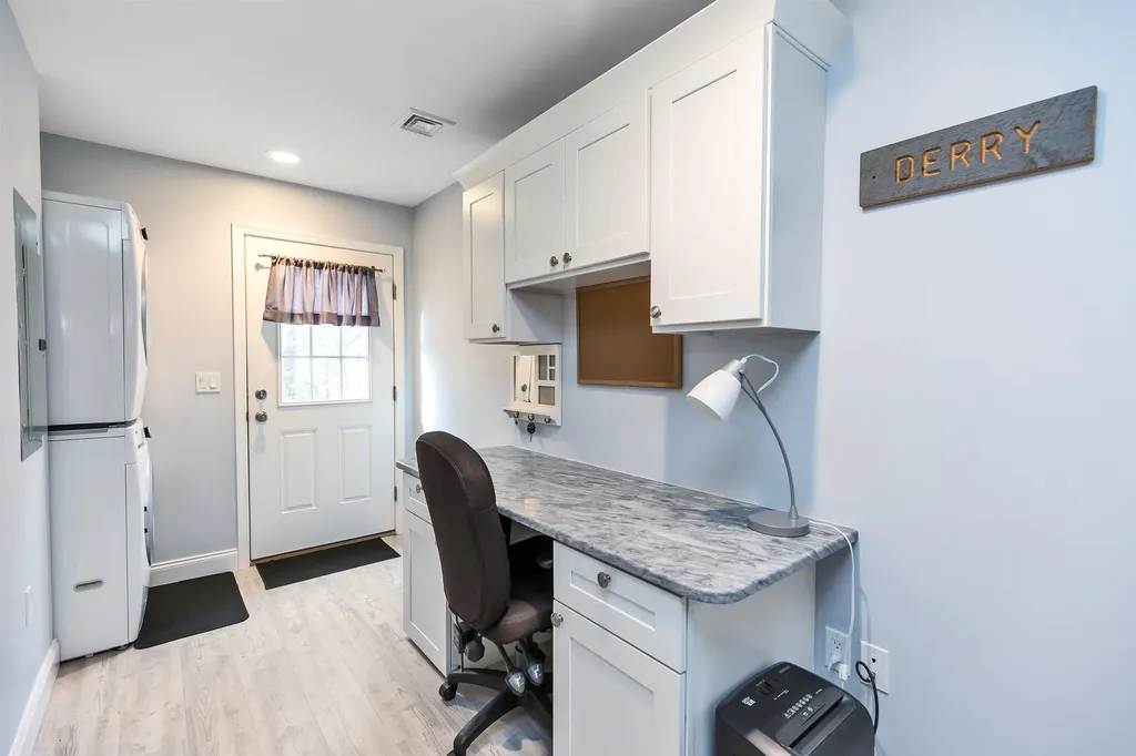 404 Collettes Grove Road Derry NH 03038