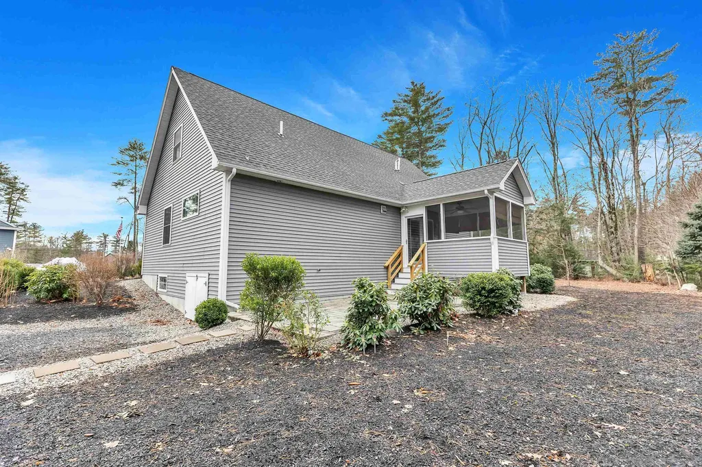 404 Collettes Grove Road Derry NH 03038