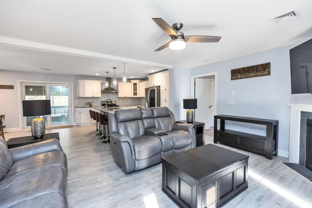 404 Collettes Grove Road Derry NH 03038