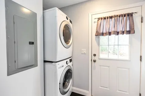 404 Collettes Grove Road Derry NH 03038