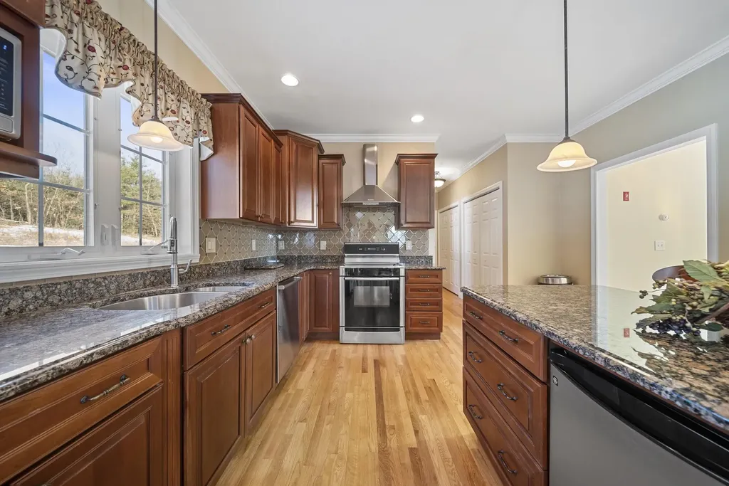 28 Empire Road Pelham NH 03076