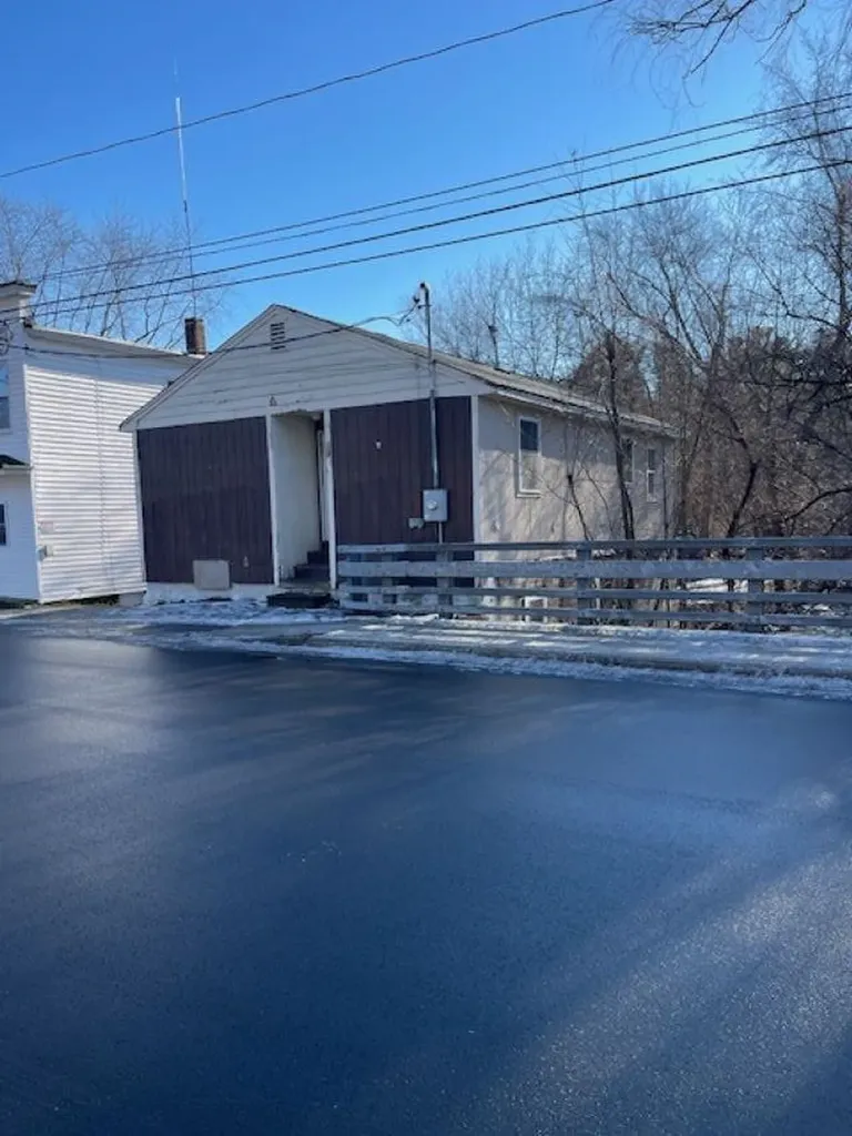 32 South Avenue Derry NH 03038