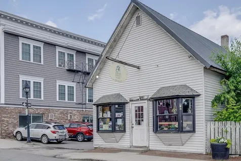 17 Bridge Street Henniker NH 03242