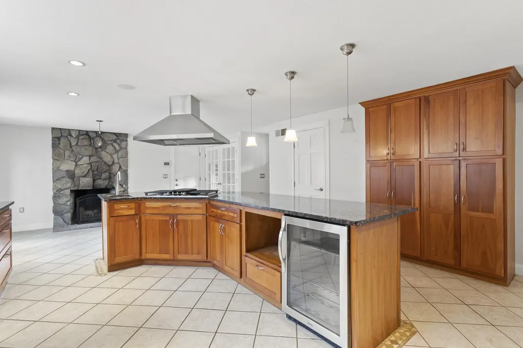 24 Hemlock Circle Sandown NH 03873