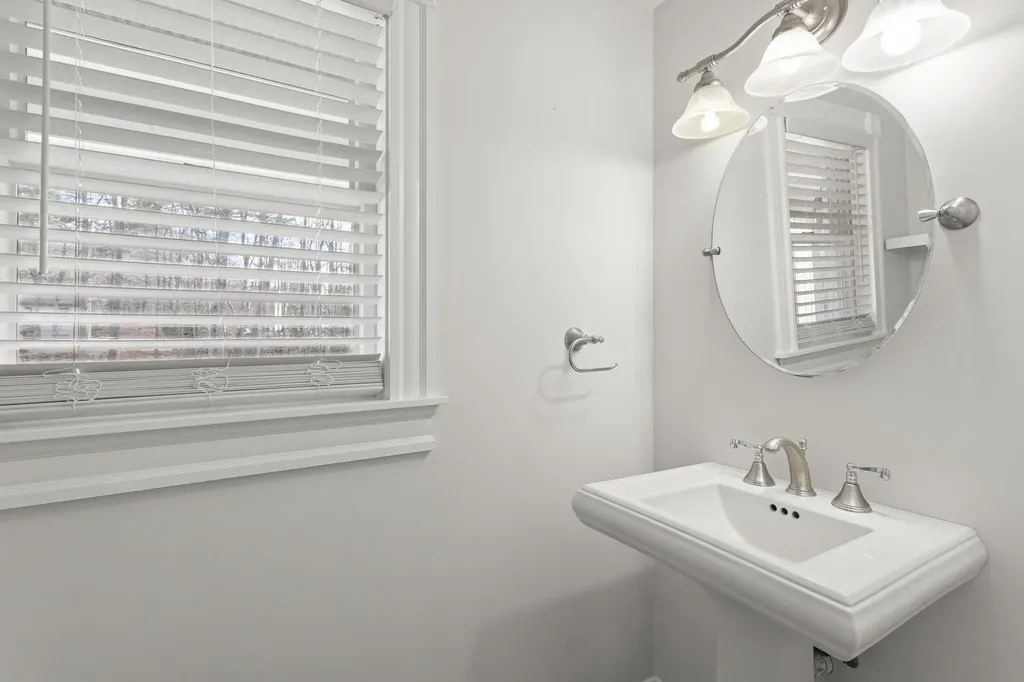 24 Hemlock Circle Sandown NH 03873