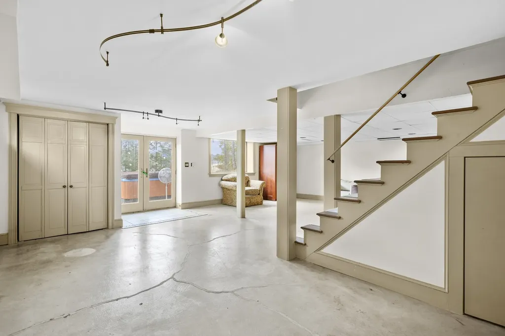 24 Hemlock Circle Sandown NH 03873