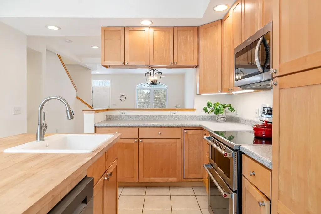 86 Barrister Drive Hartford VT 05001