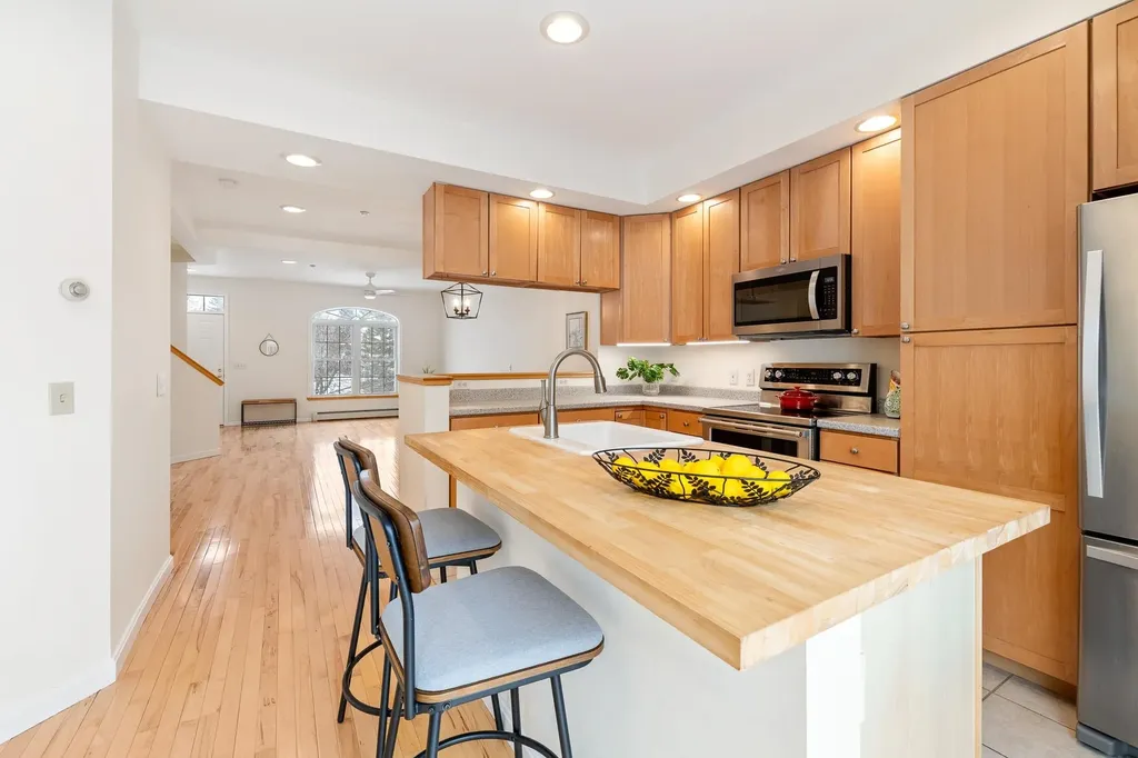 86 Barrister Drive Hartford VT 05001
