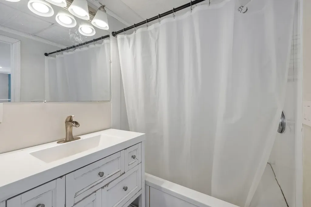 240 Leda Avenue Manchester NH 03104