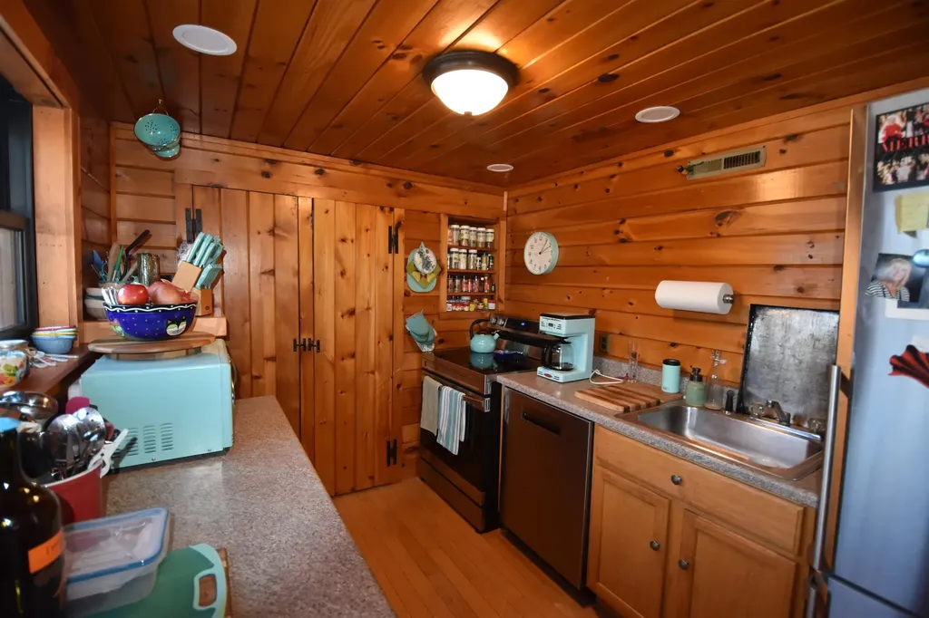 96 East Road Panton VT 05491