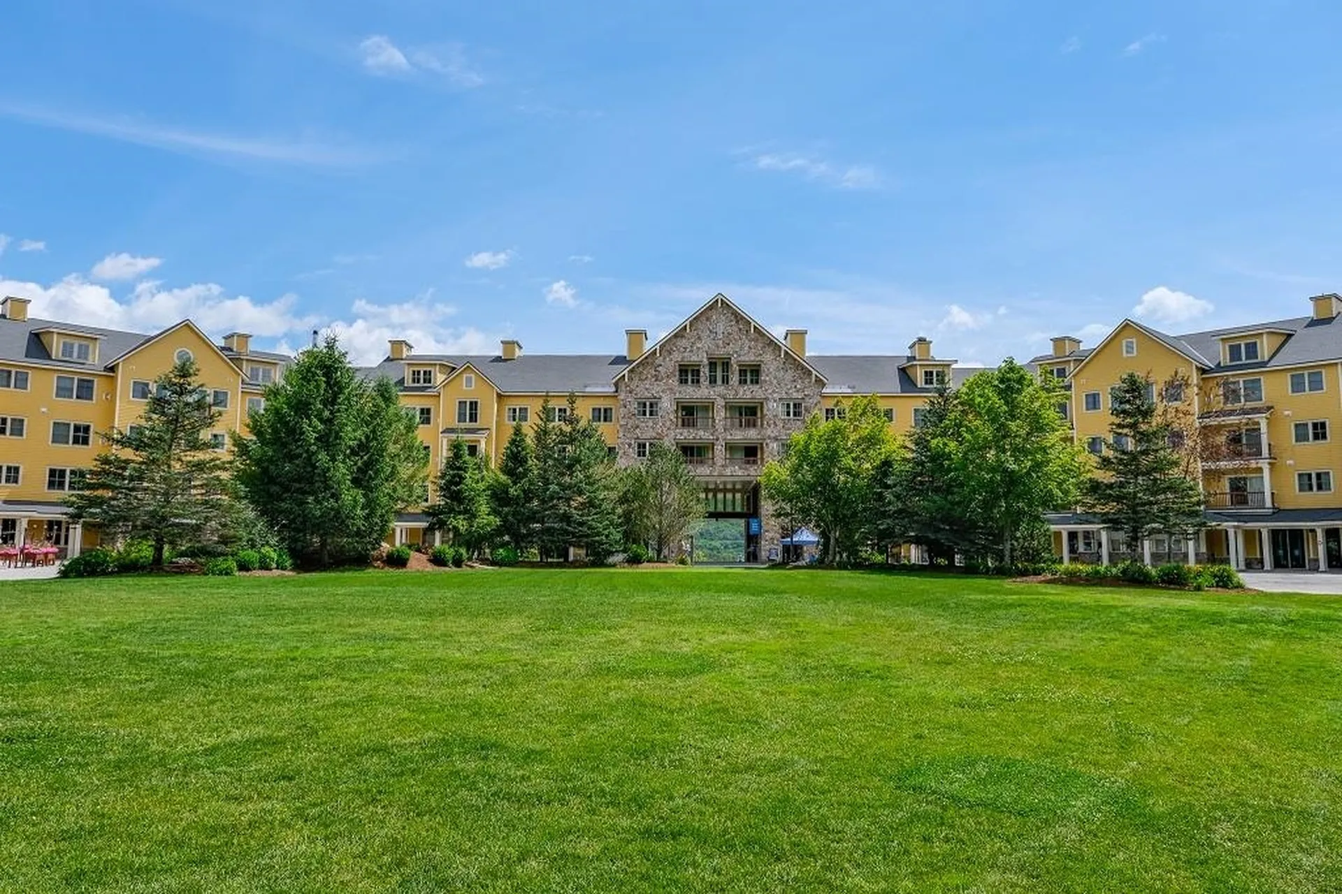 325/327 Qiv Jackson Gore Inn Ludlow VT 05149