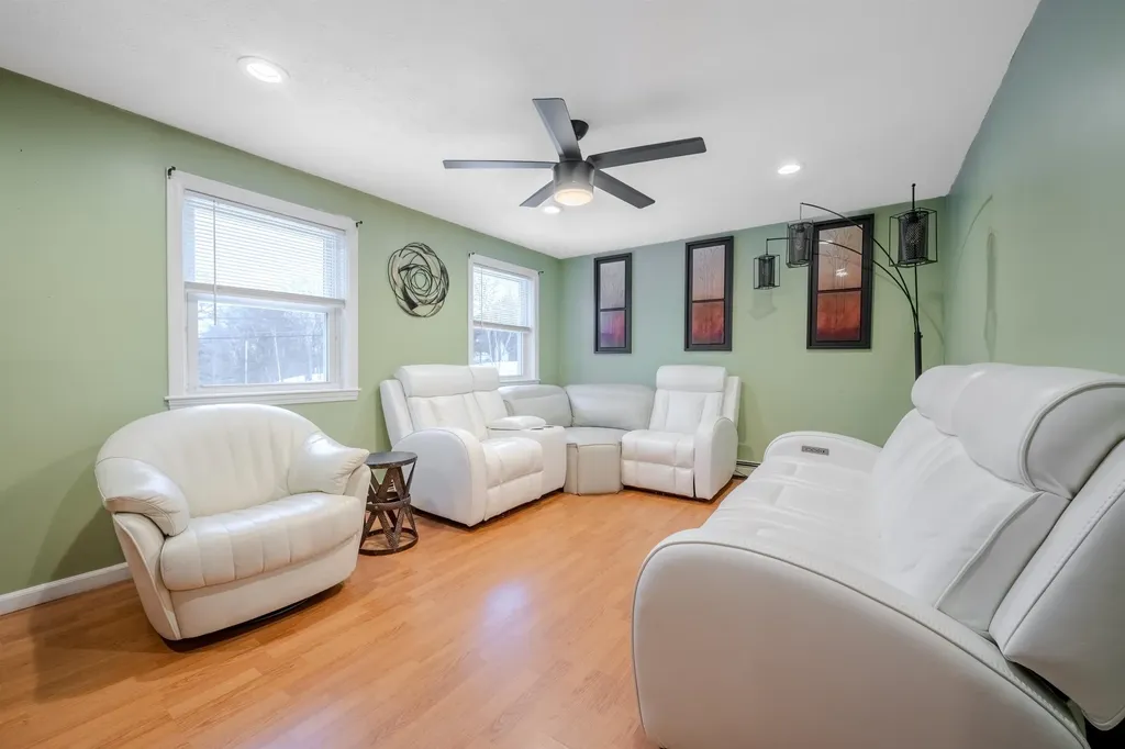 12 Joanne Drive Hooksett NH 03106