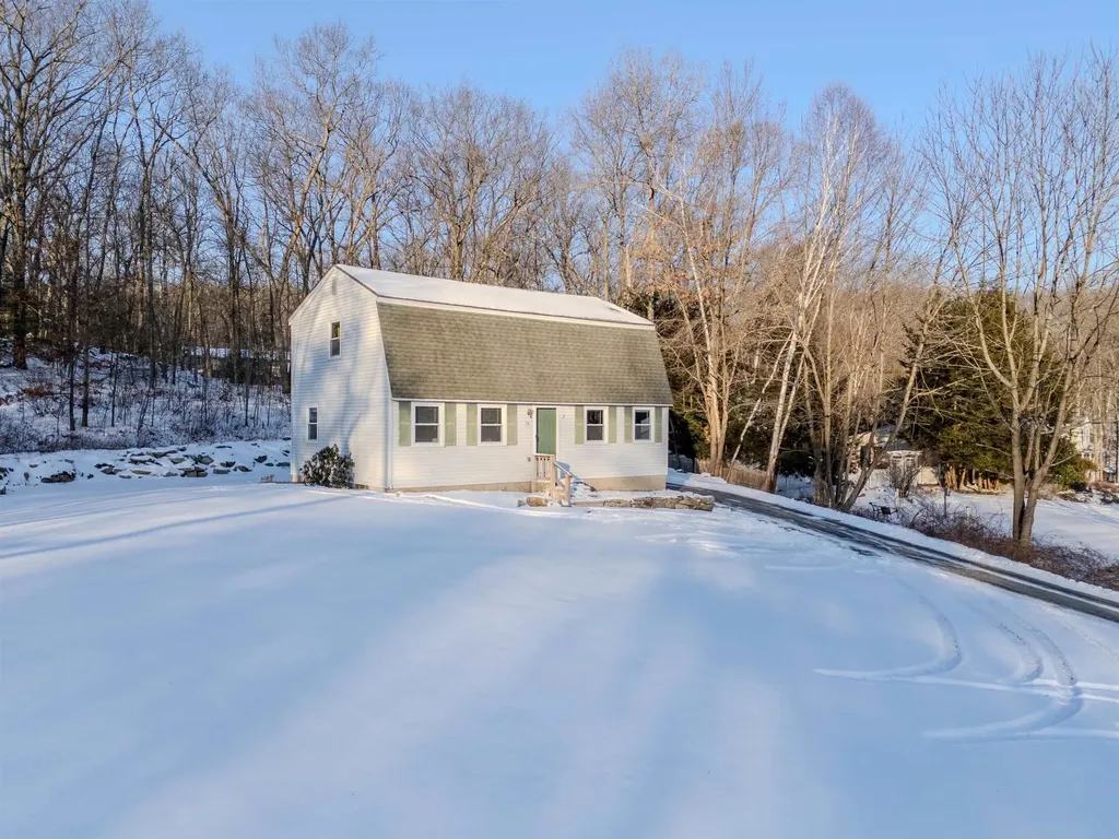 12 Joanne Drive Hooksett NH 03106