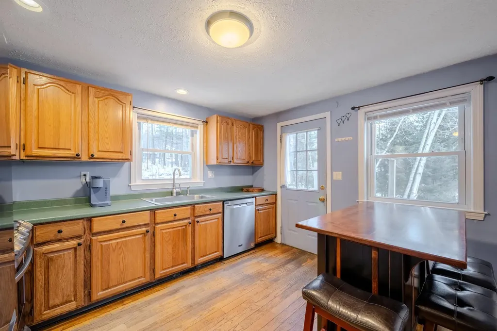 12 Joanne Drive Hooksett NH 03106
