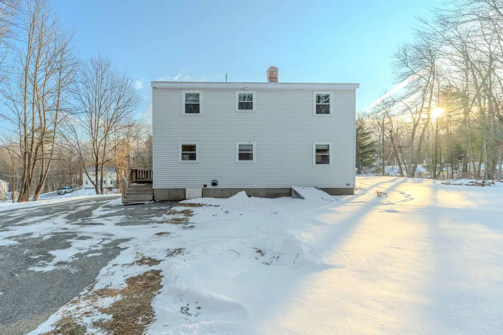12 Joanne Drive Hooksett NH 03106