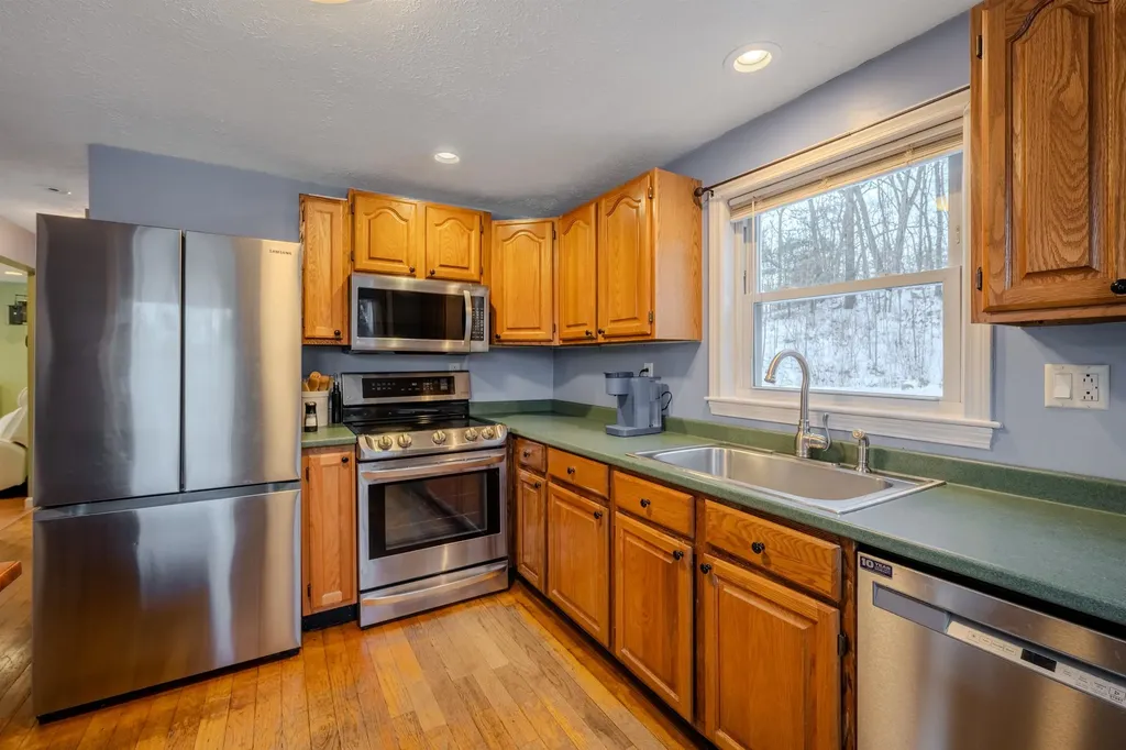 12 Joanne Drive Hooksett NH 03106