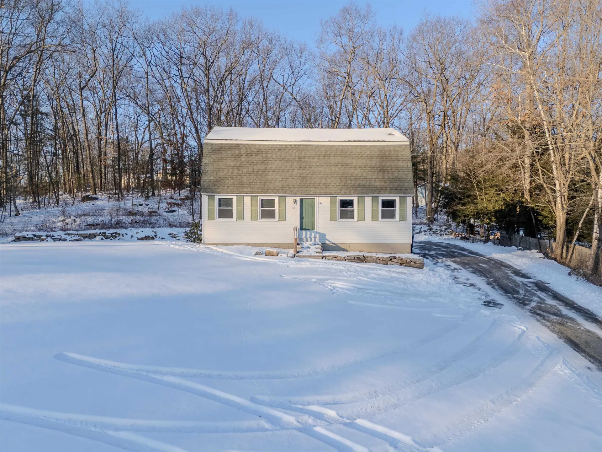 12 Joanne Drive Hooksett NH 03106