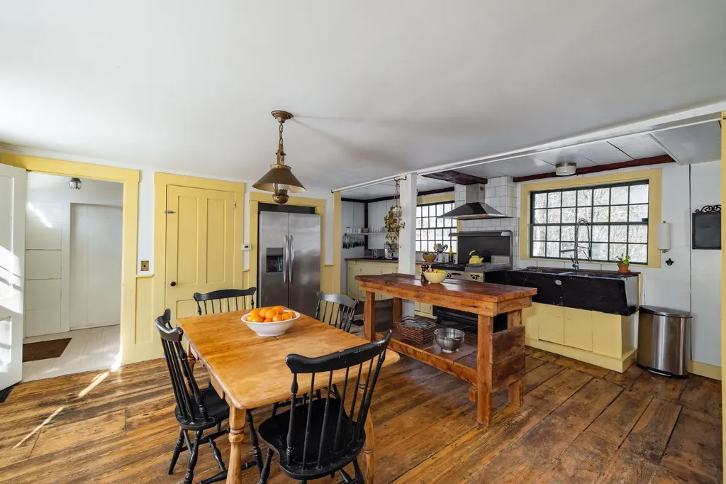 84 Main Street Francestown NH 03043
