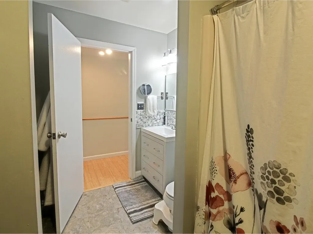 8 Chelsea Circle South Burlington VT 05403