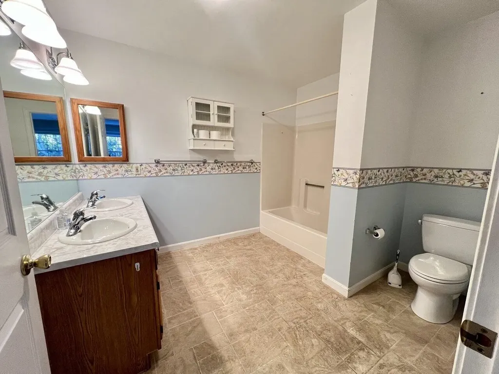 10 Cardinal Lane Essex VT 05452