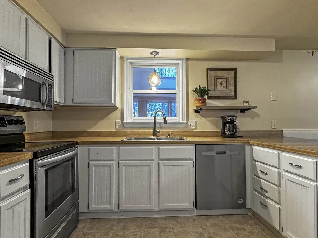 46 Folsom Drive Newmarket NH 03857-2049