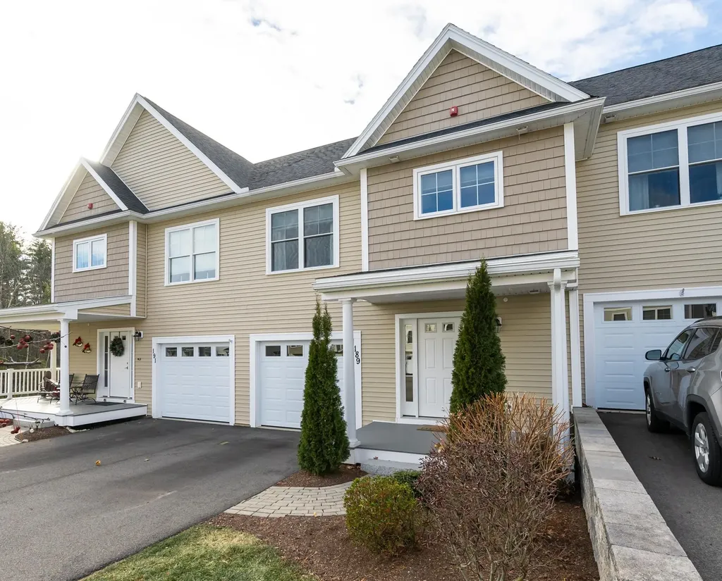 189 Woodview Way Manchester NH 03102