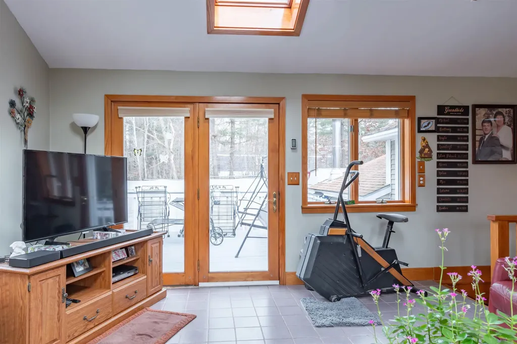 8 Cape Avenue Nashua NH 03062