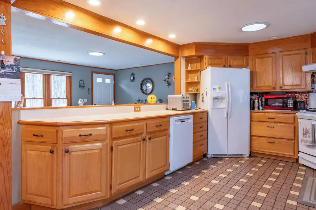 8 Cape Avenue Nashua NH 03062