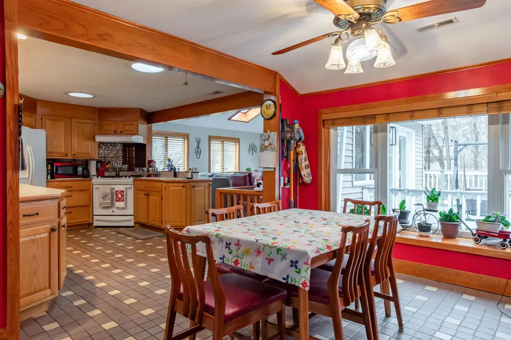 8 Cape Avenue Nashua NH 03062