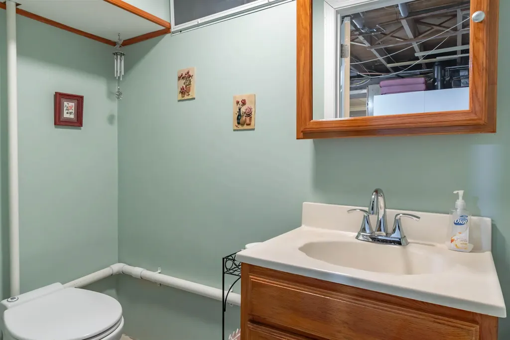 8 Cape Avenue Nashua NH 03062