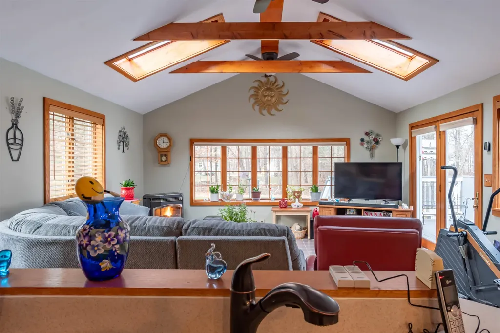 8 Cape Avenue Nashua NH 03062