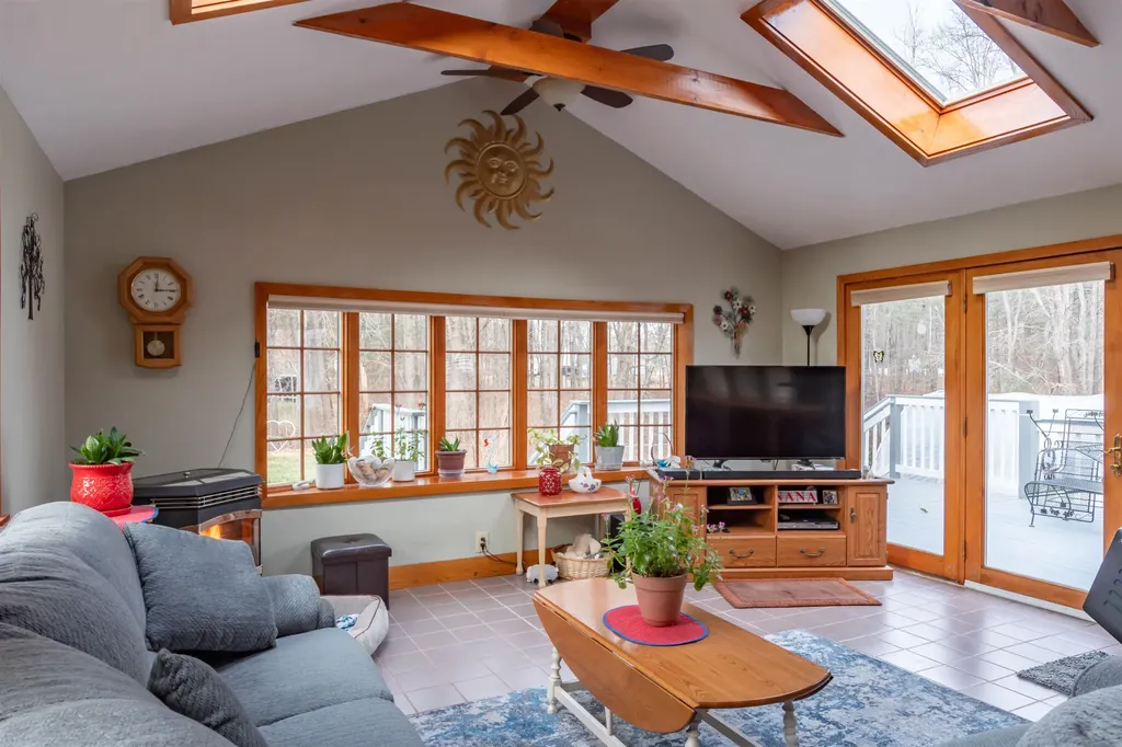 8 Cape Avenue Nashua NH 03062