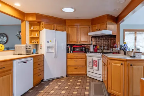 8 Cape Avenue Nashua NH 03062