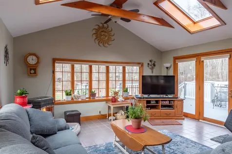 8 Cape Avenue Nashua NH 03062