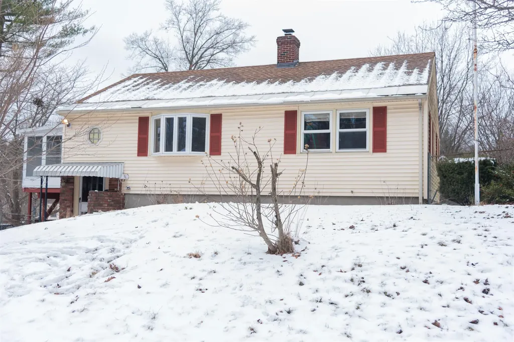 7 Lancaster Drive Nashua NH 03062