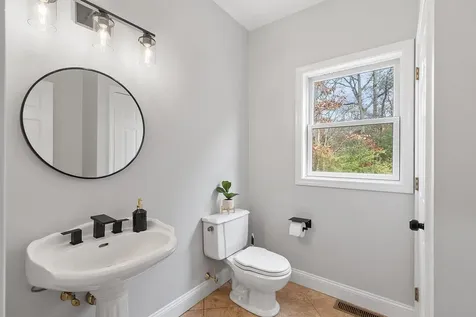 57 Windsor Boulevard Londonderry NH 03053