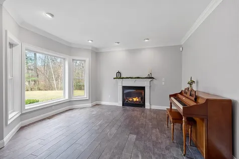 57 Windsor Boulevard Londonderry NH 03053