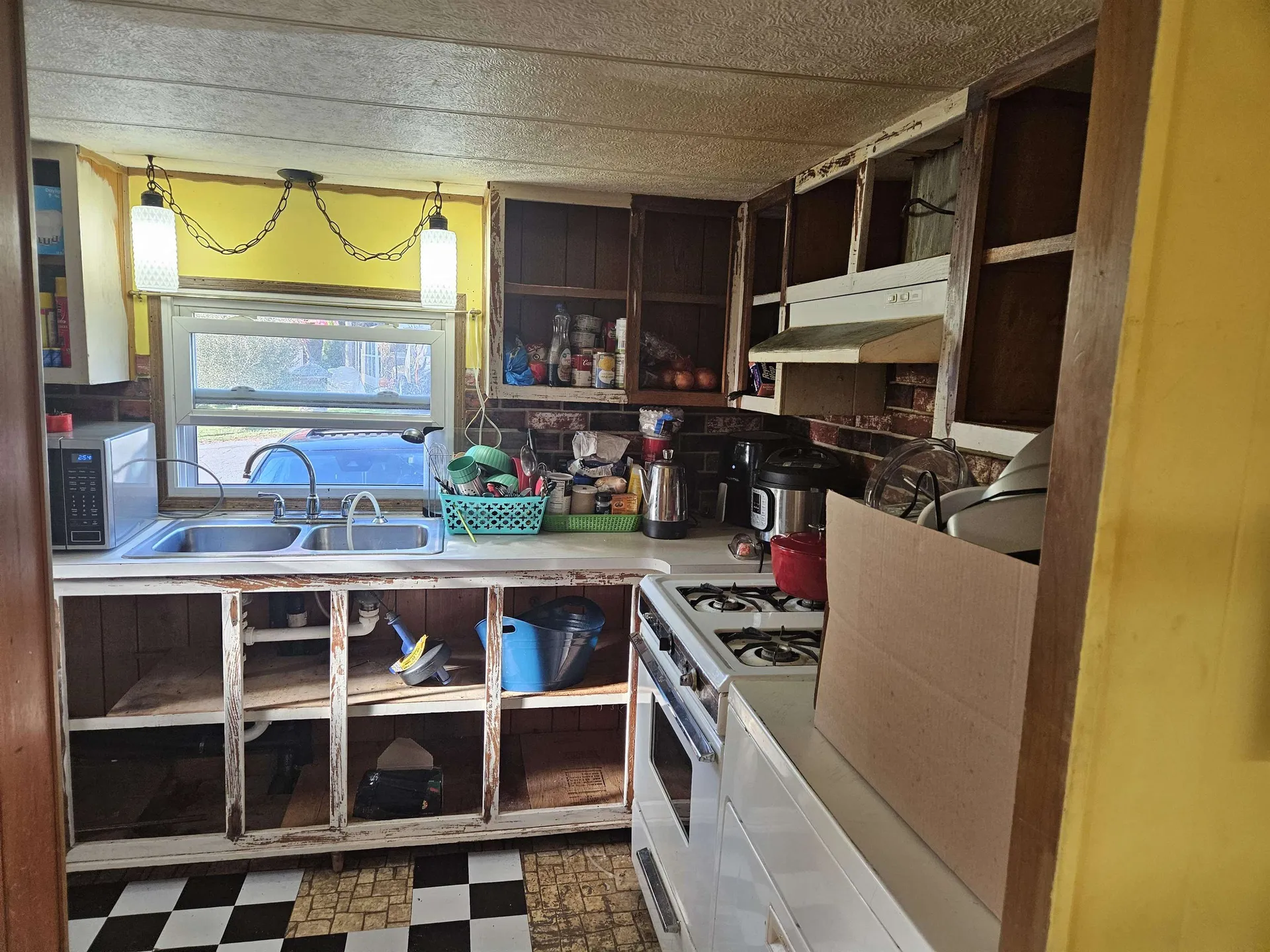 28 Madison Place Claremont NH 03743