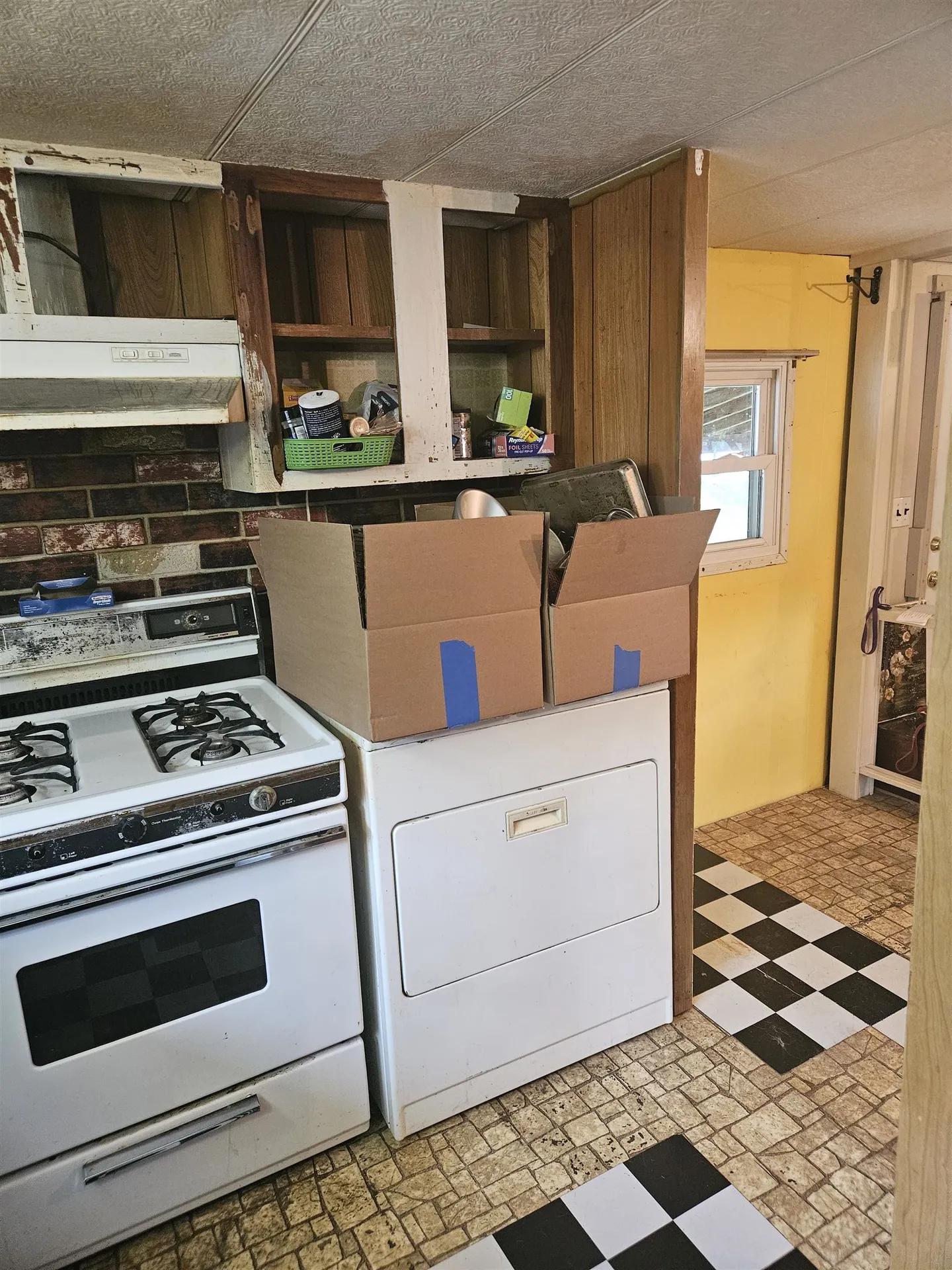 28 Madison Place Claremont NH 03743