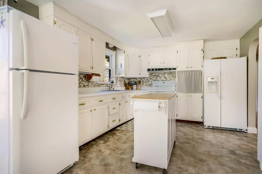 11 Winnhaven Drive Hudson NH 03051