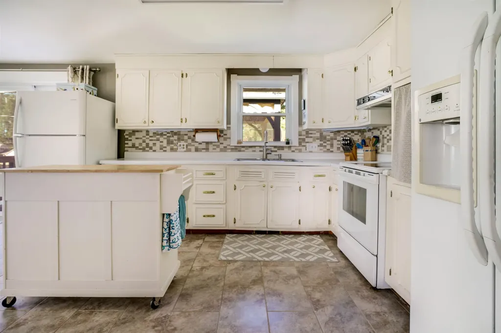 11 Winnhaven Drive Hudson NH 03051