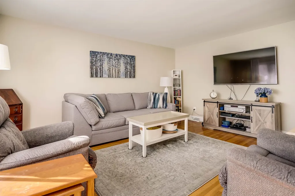11 Winnhaven Drive Hudson NH 03051