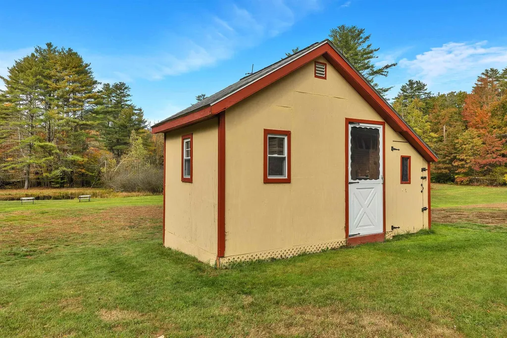 205 Montelona Road Goffstown NH 03045